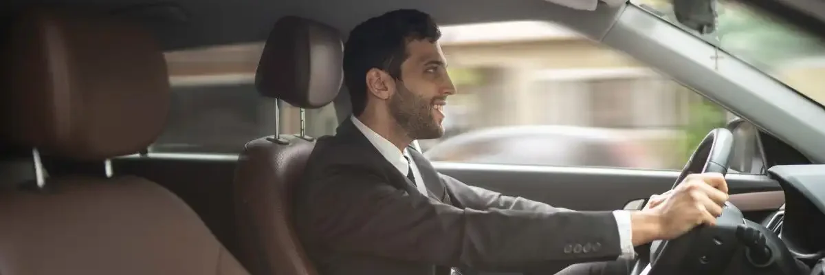 Homme se rendant à son lieu de travail en voiture