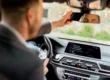 Homme se rendant à son lieu de travail en voiture