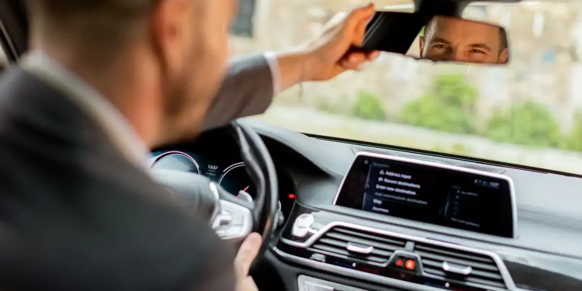 Homme se rendant à son lieu de travail en voiture