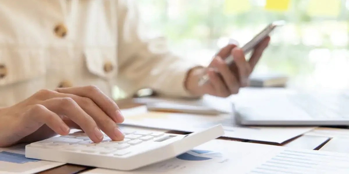 bufiscom-article-charges-professionnelles personne en train de faire de la comptabilité