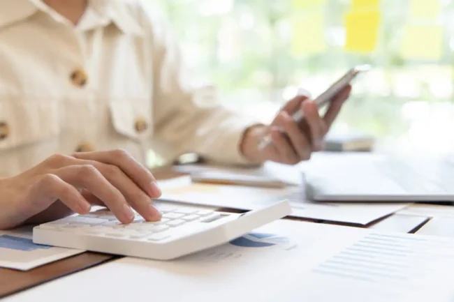 bufiscom-article-charges-professionnelles personne en train de faire de la comptabilité