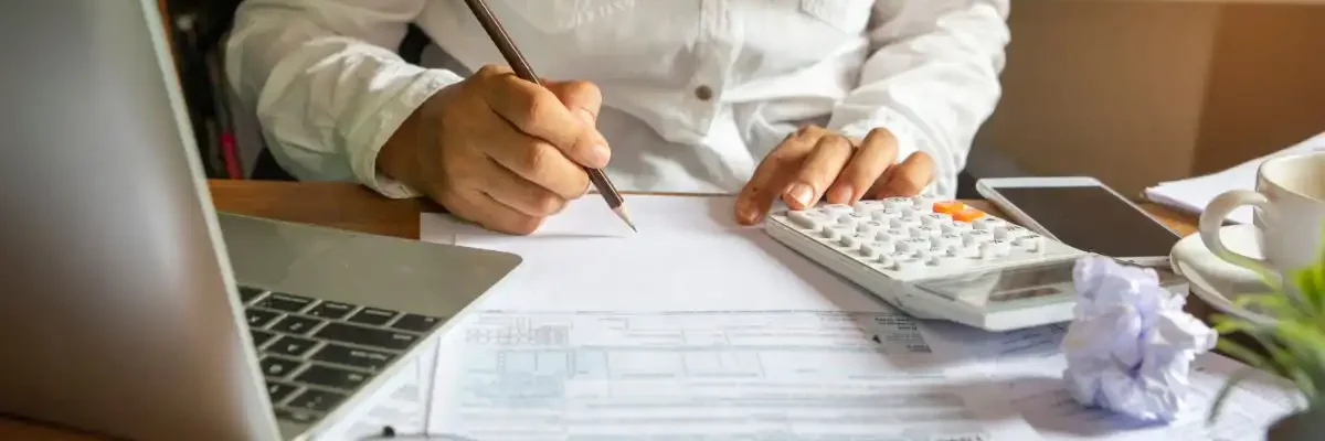 Personnes en train de faire de la comptabilité