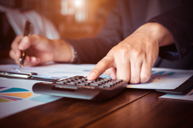 Gros plan sur une personne calculant un rapport statistique