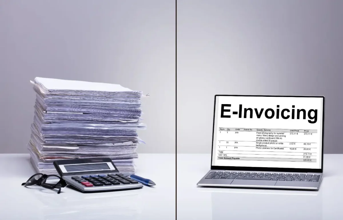 Comparaison entre une pile de documents papier et un ordinateur affichant une facture électronique, illustrant la transition vers la facturation numérique sécurisée et automatisée.