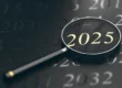Illustration de l'année 2025 mise en évidence avec une loupe, symbolisant les objectifs, les changements et les transitions pour la nouvelle année.